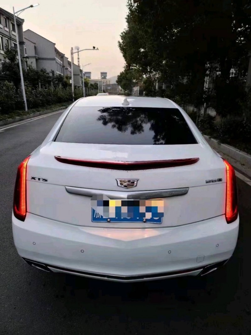 紹興17年凱迪拉克XTS9