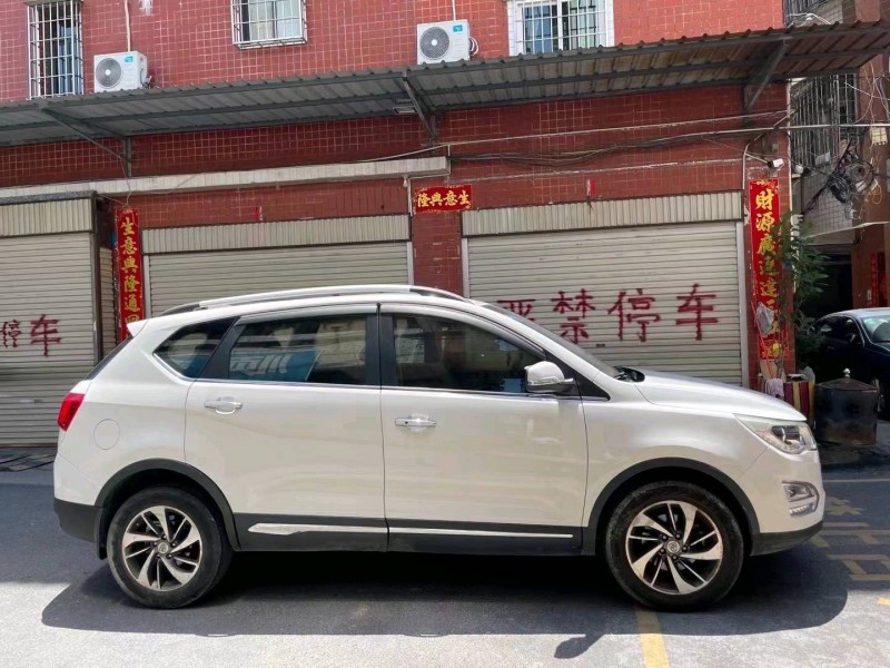 廈門17年寶駿5606