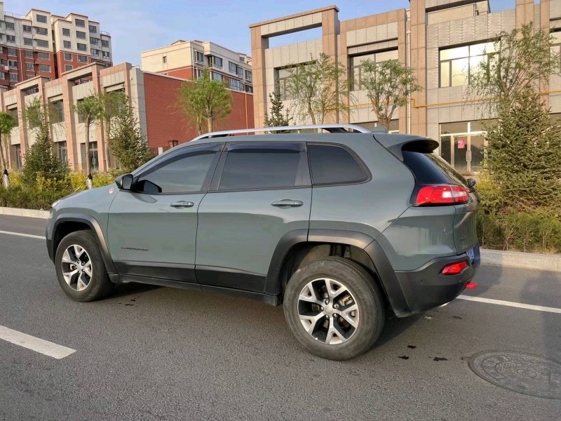 包頭16年Jeep自由光9