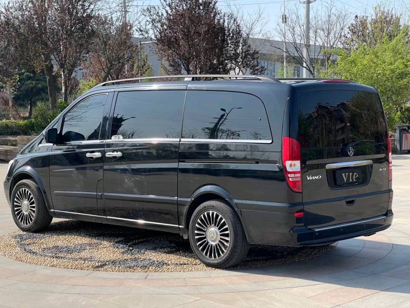 青岛14年奔驰唯雅诺8