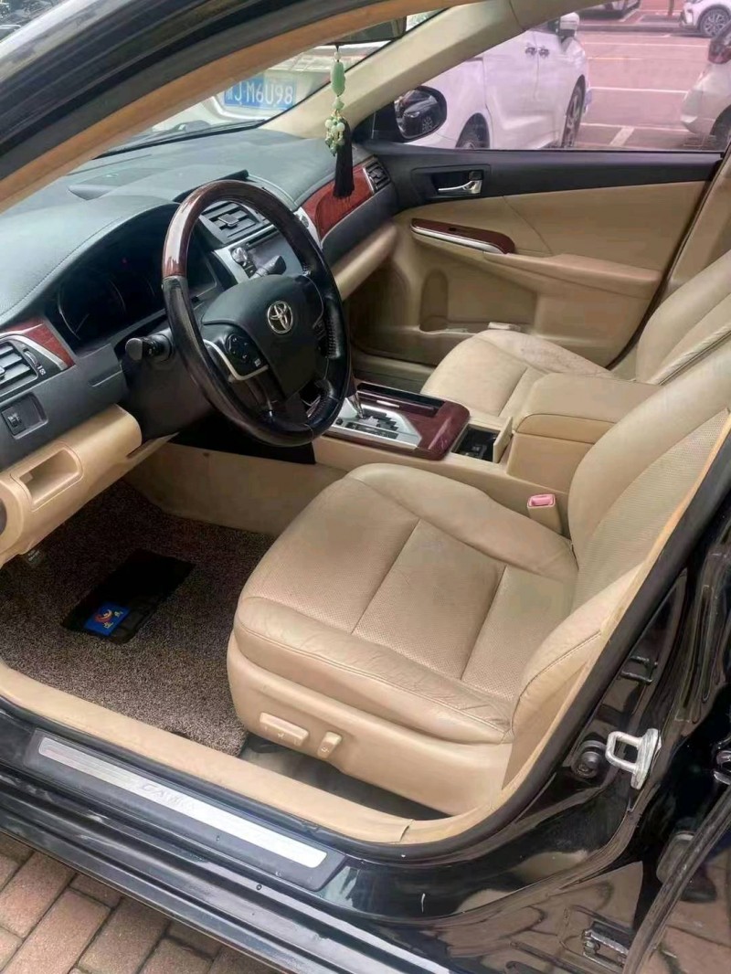 青岛14年丰田凯美瑞3