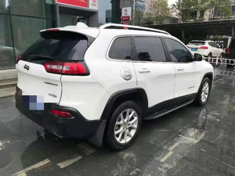 吉安16年Jeep自由光7