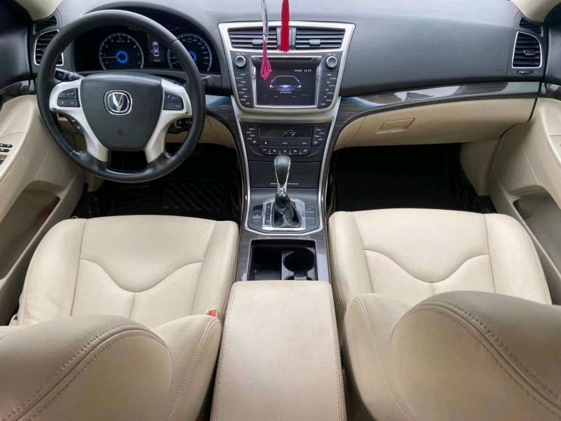德陽14年長安汽車睿馳CC8