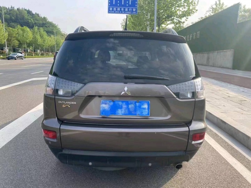 北京12年三菱欧蓝德9