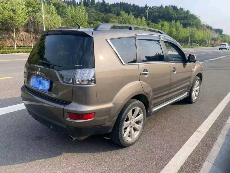 北京12年三菱欧蓝德3