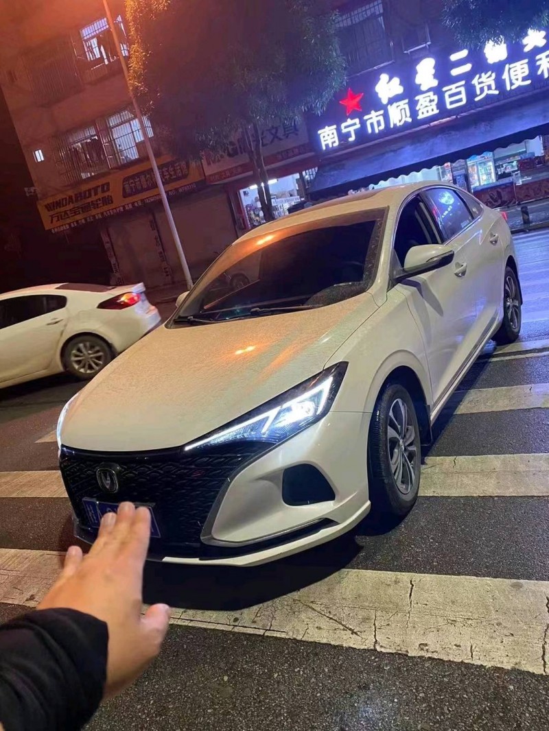 青島20年長安汽車逸動1