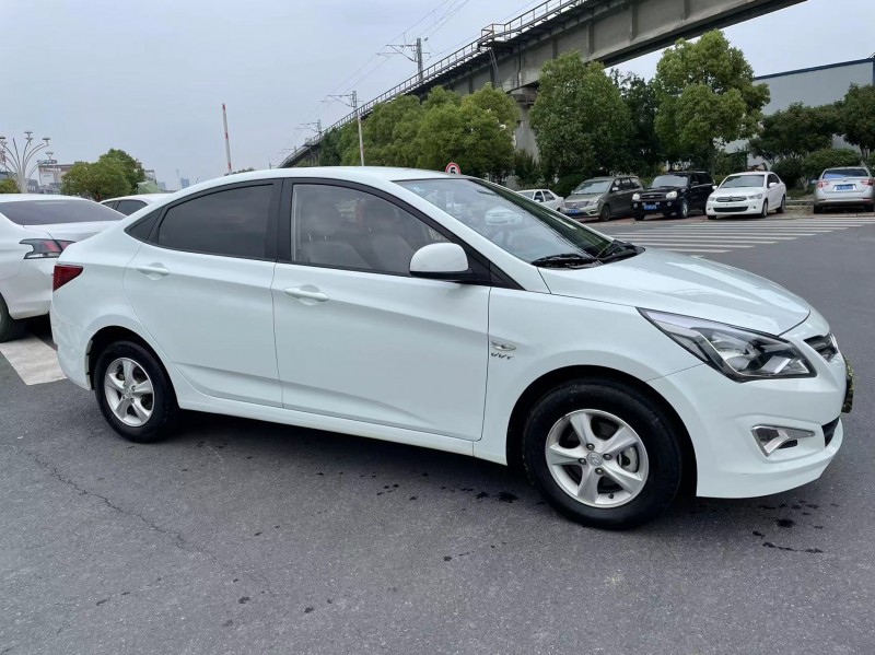 北京18年现代瑞纳2