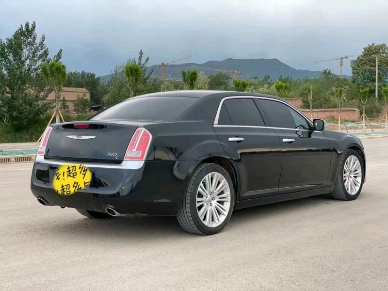 武威13年克萊斯勒300C5