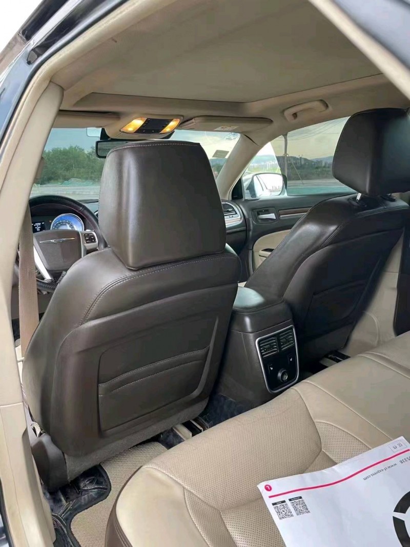武威13年克萊斯勒300C8