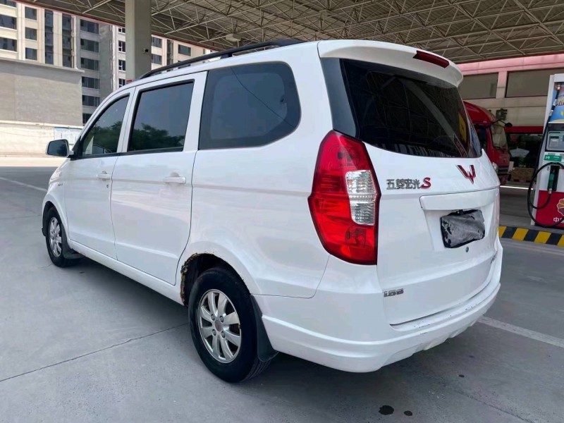 保定16年五菱汽車宏光4