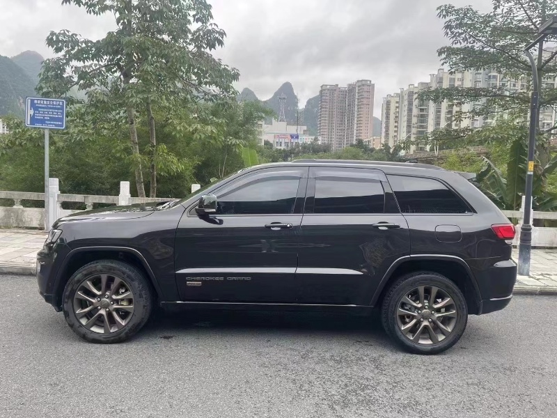 柳州17年Jeep大切諾基8
