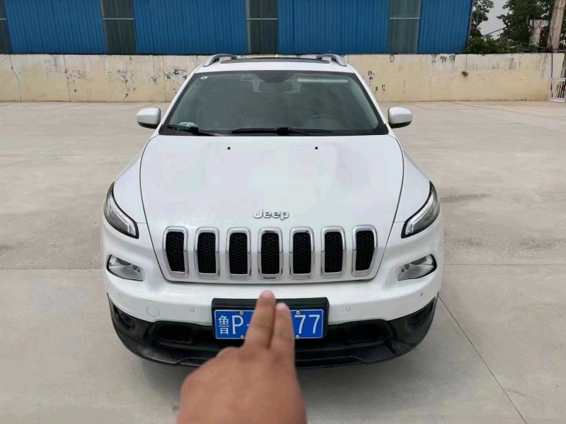 濰坊17年Jeep自由光1