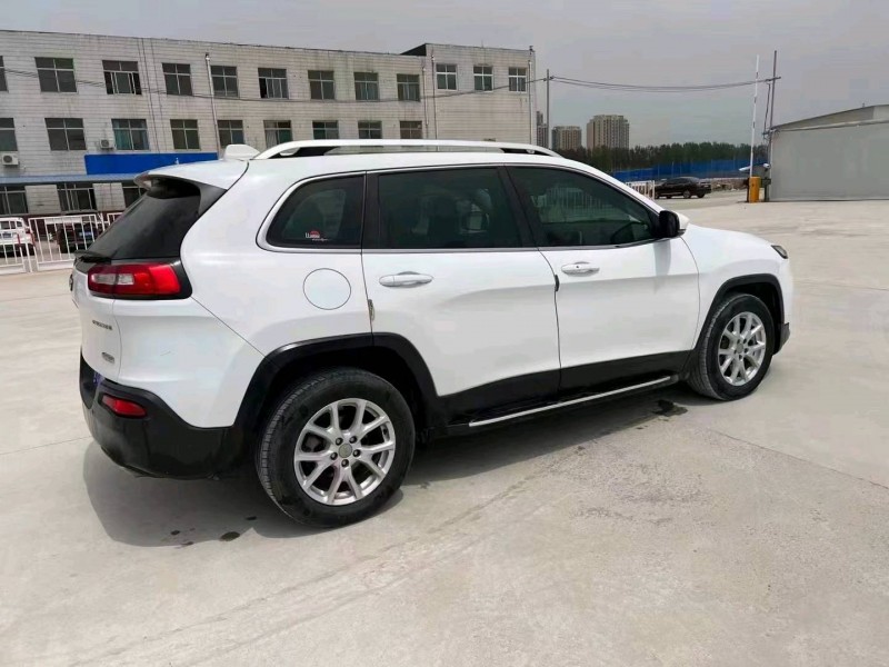 濰坊17年Jeep自由光3