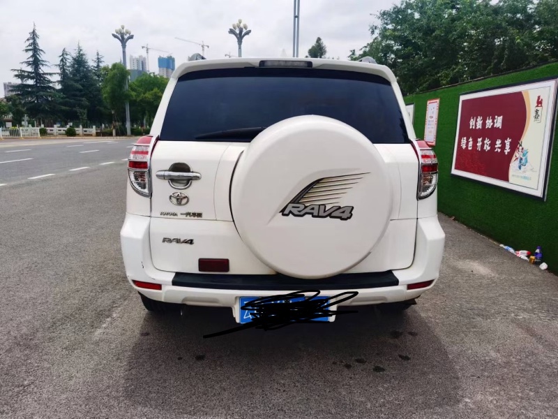 曲靖10年豐田RAV44