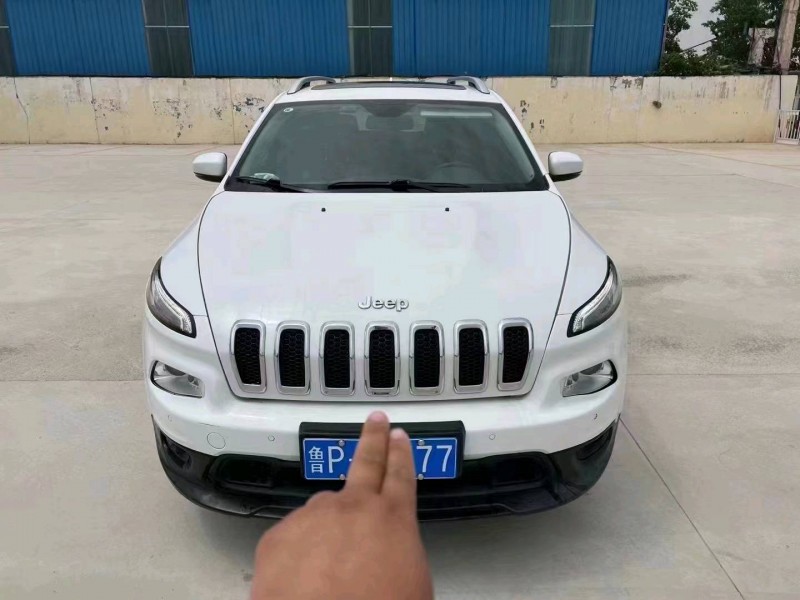 濰坊17年Jeep自由光1