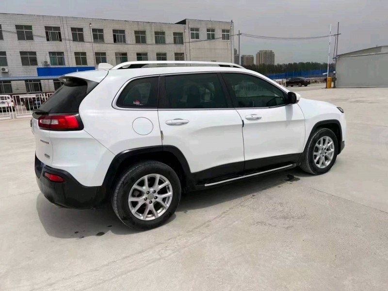 濰坊17年Jeep自由光4