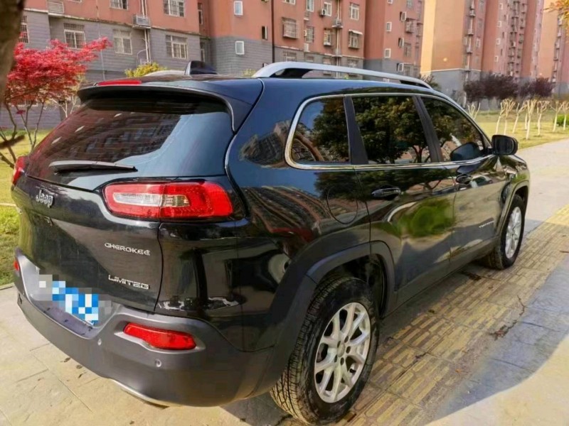 畢節18年Jeep自由光6