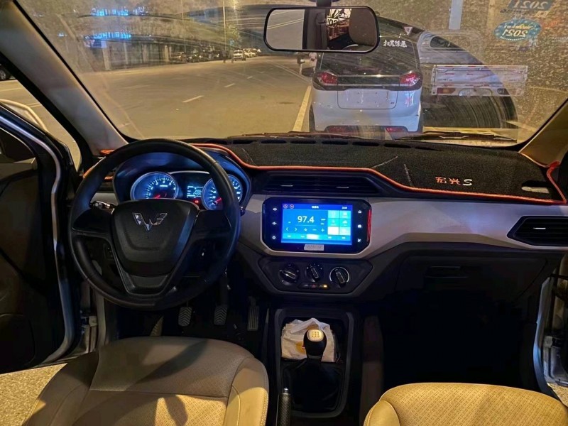 欽州19年五菱汽車宏光5