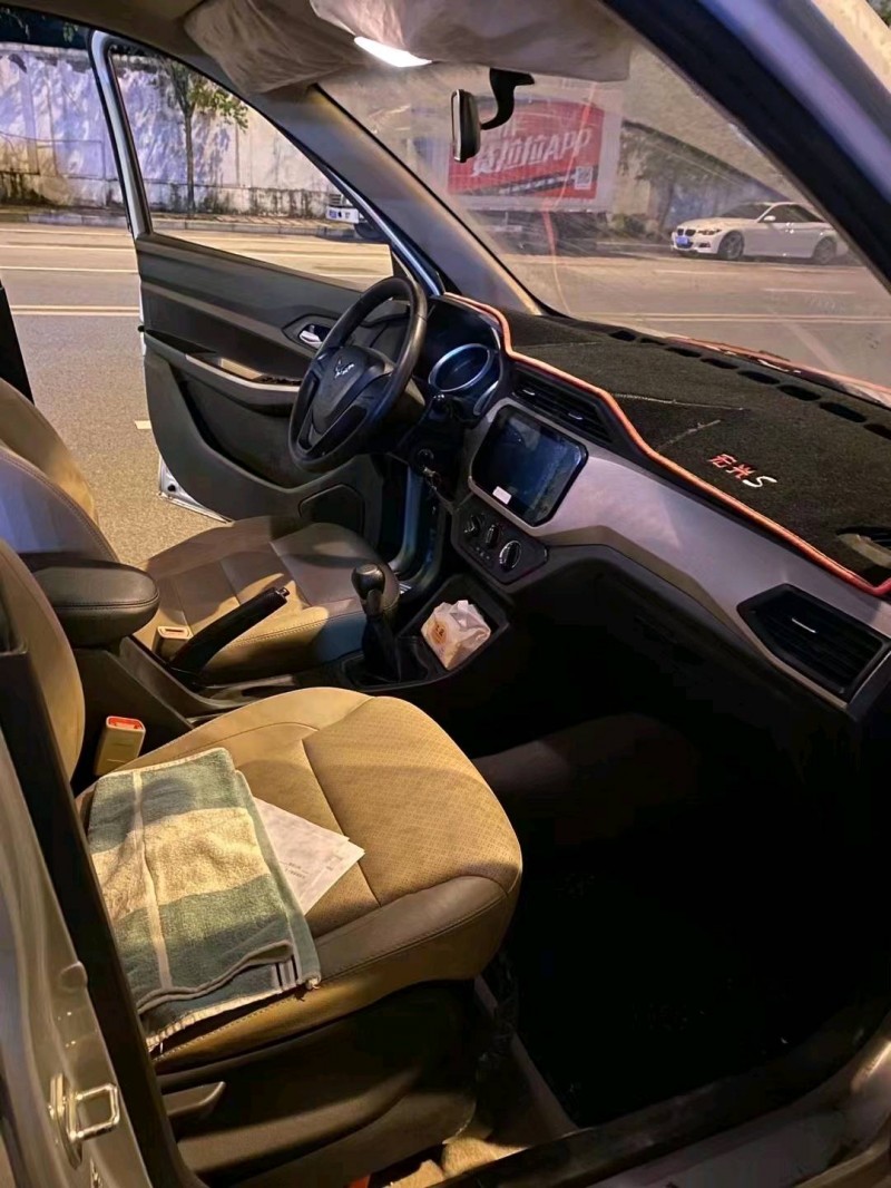 欽州19年五菱汽車宏光6