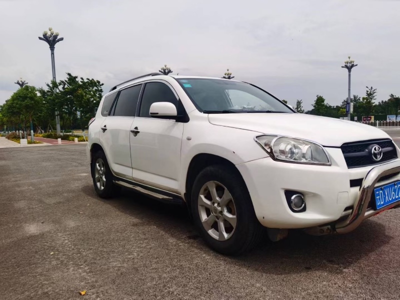 曲靖10年豐田RAV42