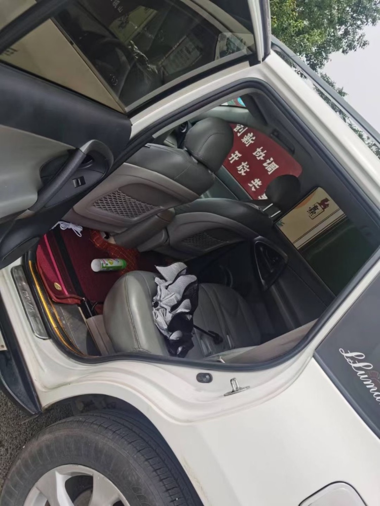 曲靖10年豐田RAV47