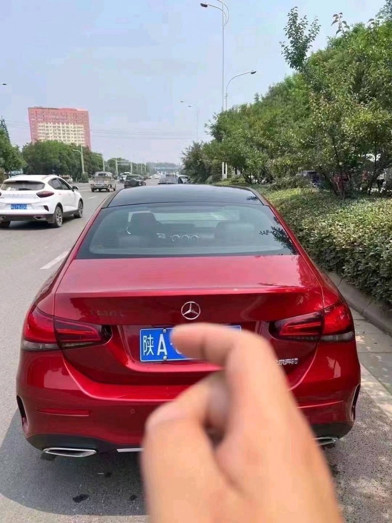 延安19年奔馳A1