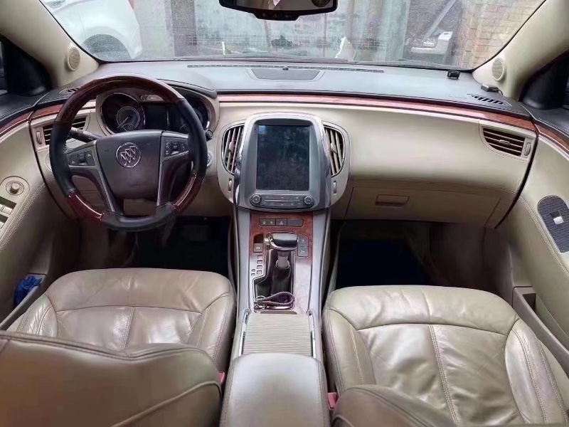 青岛10年别克君越8