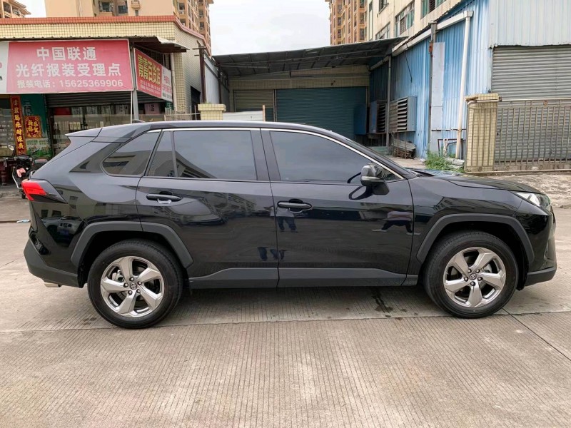 中山22年丰田RAV42
