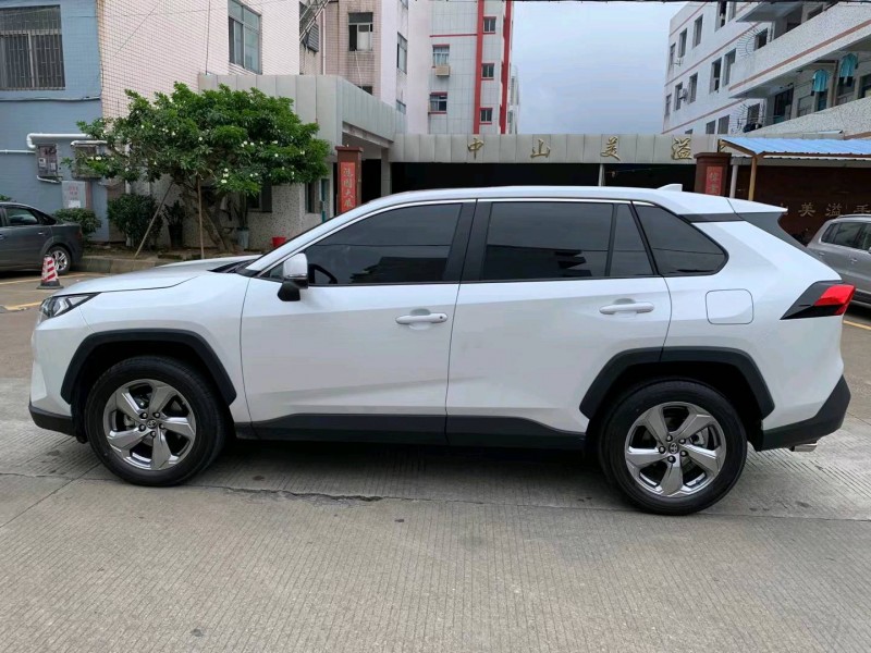 中山22年丰田RAV43
