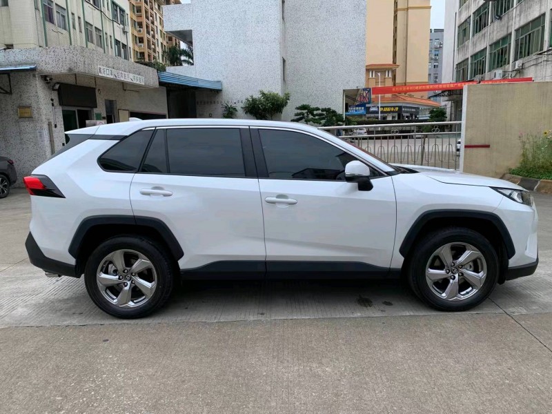 中山22年丰田RAV42