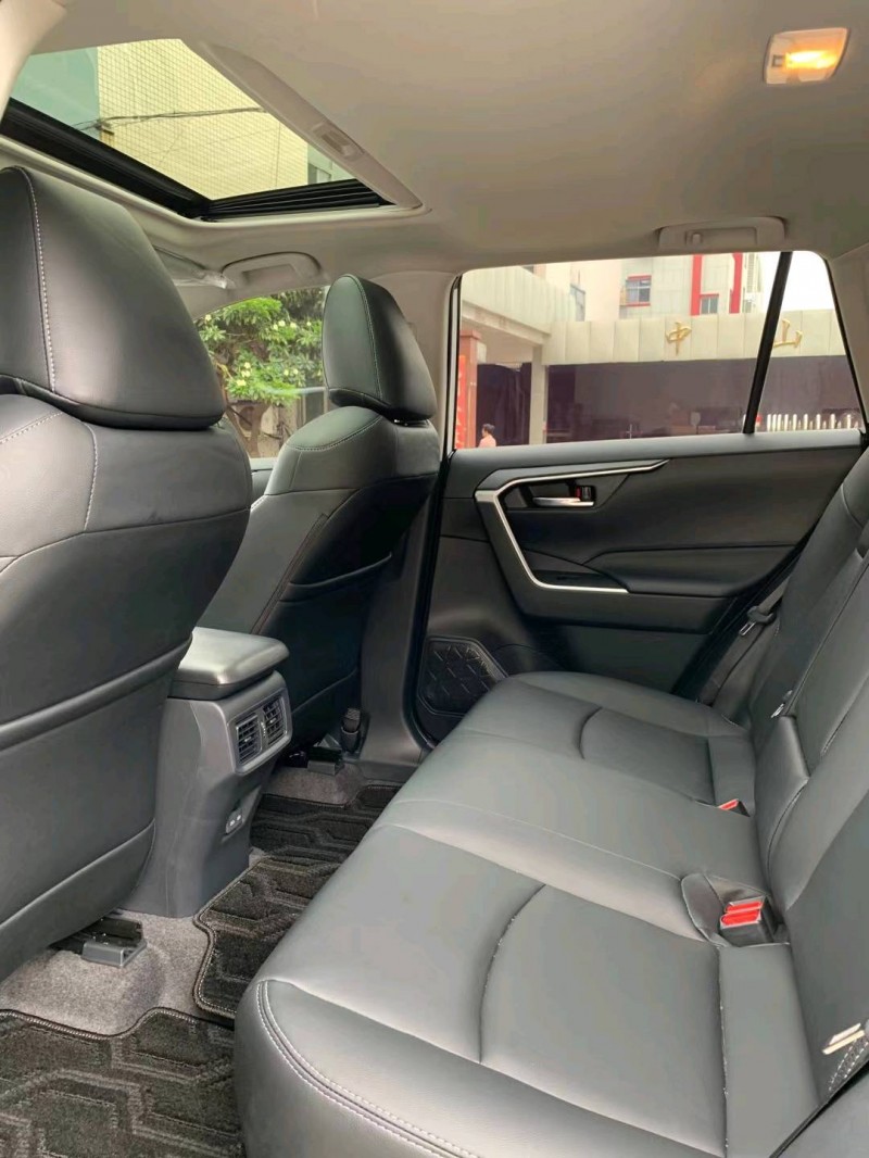 中山22年丰田RAV47