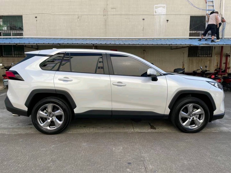 中山22年丰田RAV42