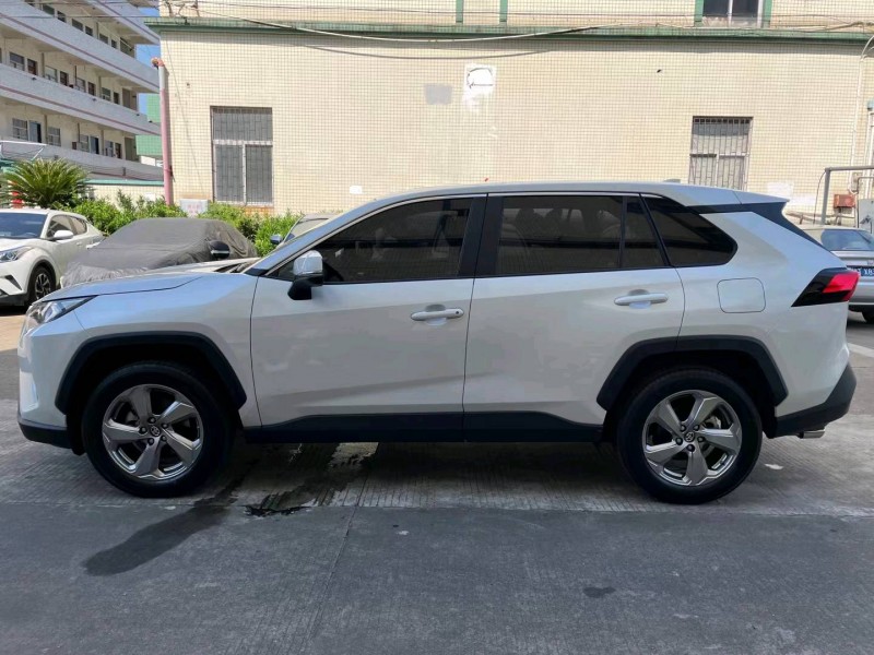 中山22年丰田RAV43