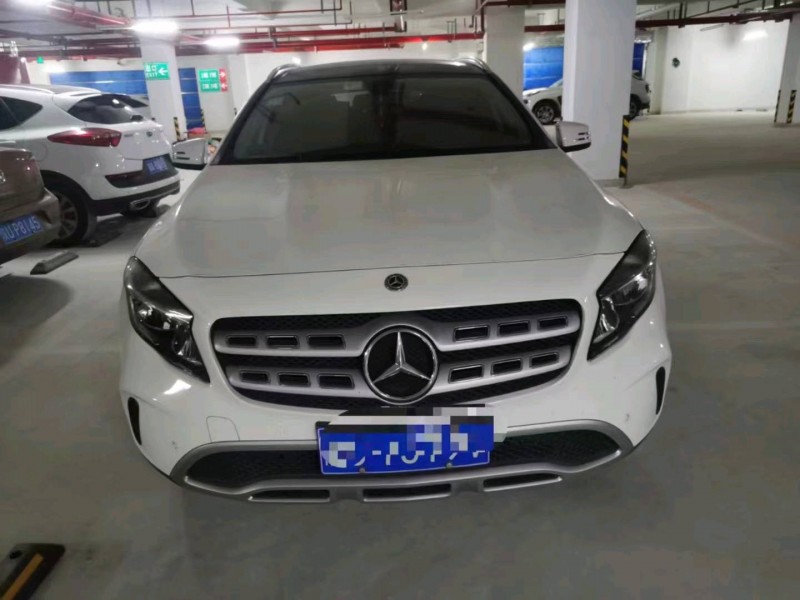 延安18年奔馳GLA1