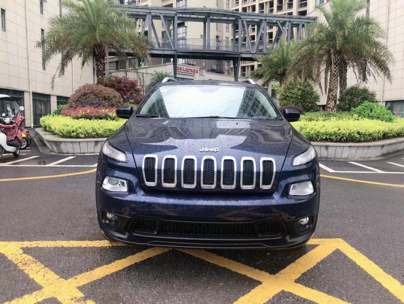 金華18年Jeep自由光8