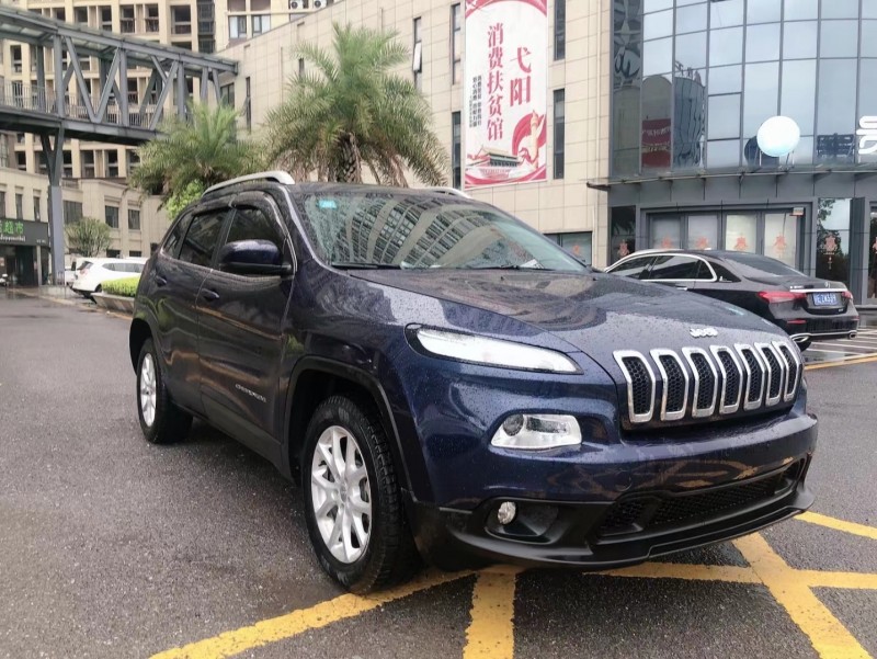 金華18年Jeep自由光7