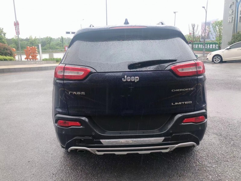 金華18年Jeep自由光2