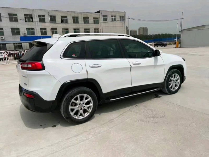 濰坊17年Jeep自由光5