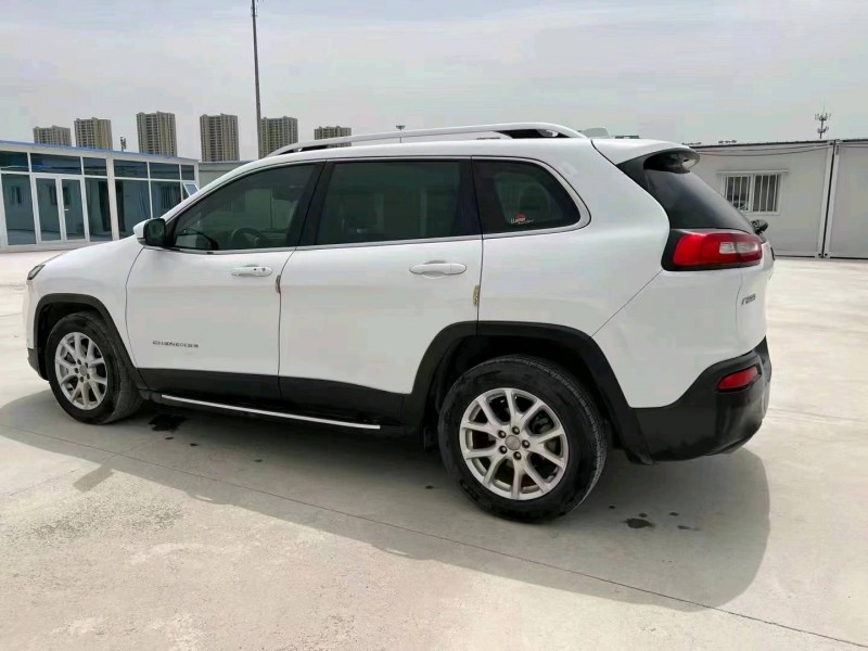 濰坊17年Jeep自由光2