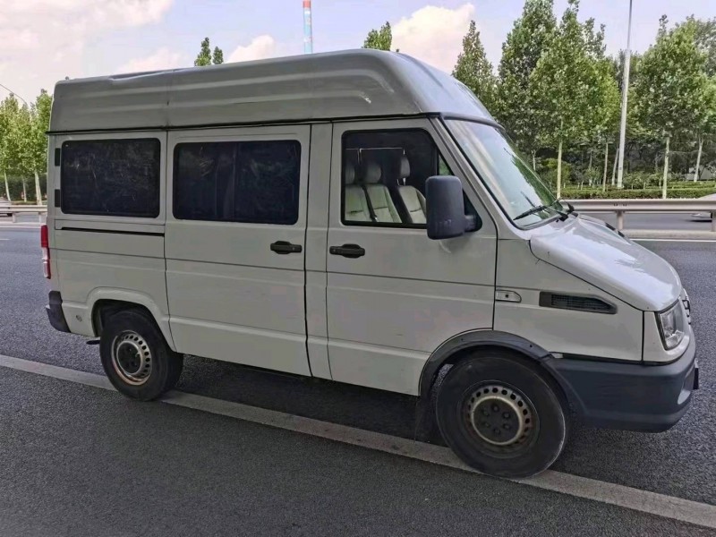 北京18年依维柯得意3