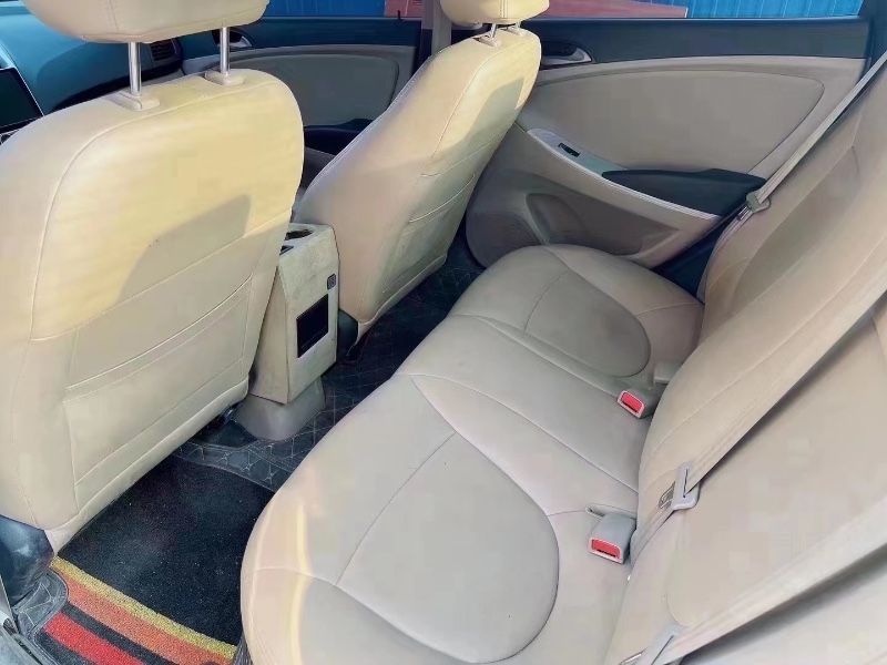 青岛17年现代瑞纳3