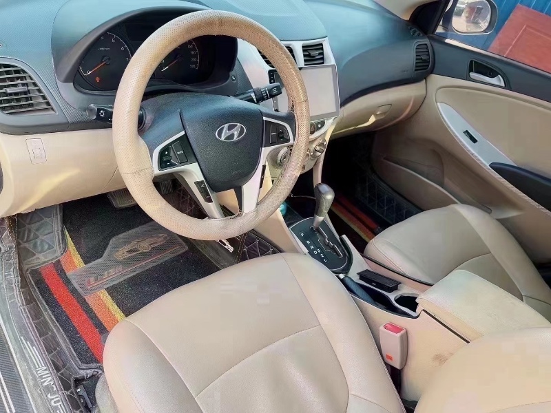 青岛17年现代瑞纳4