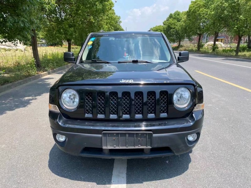 嘉興14年Jeep自由客1