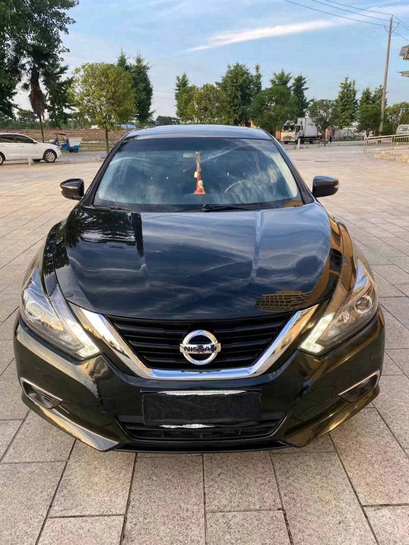 鄂州18年日產天籟1