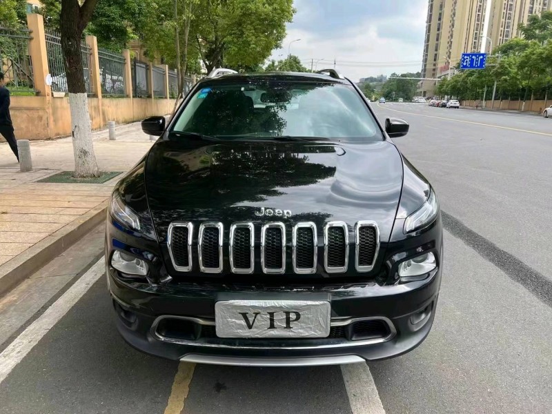 岳陽17年Jeep自由光1