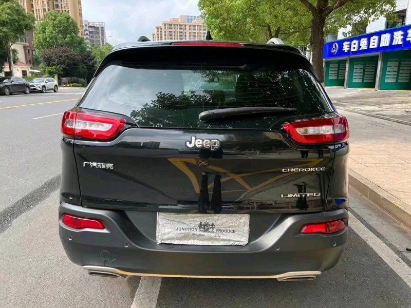 岳陽17年Jeep自由光2