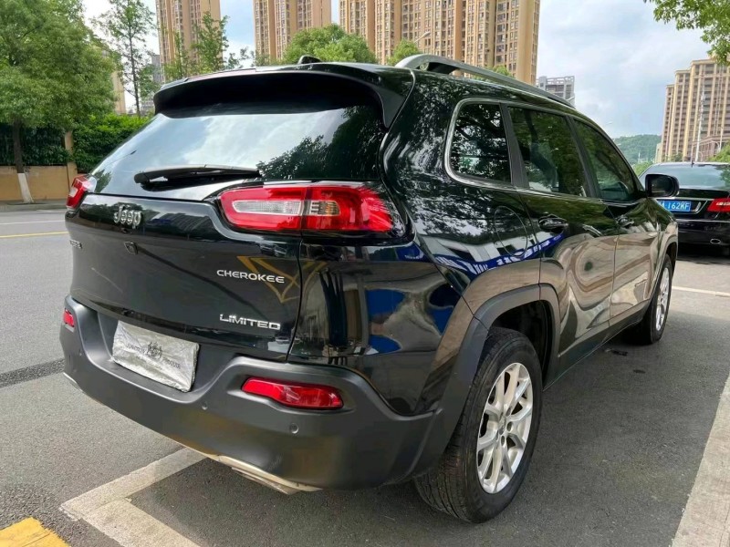 岳陽17年Jeep自由光7