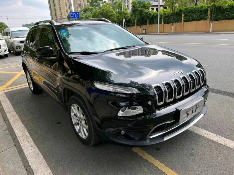 岳陽17年Jeep自由光9