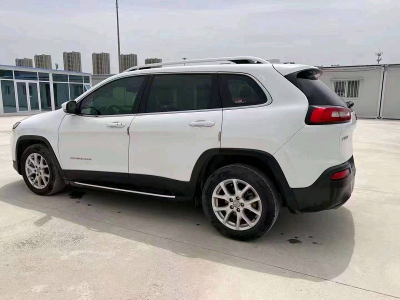 煙臺17年Jeep自由光4