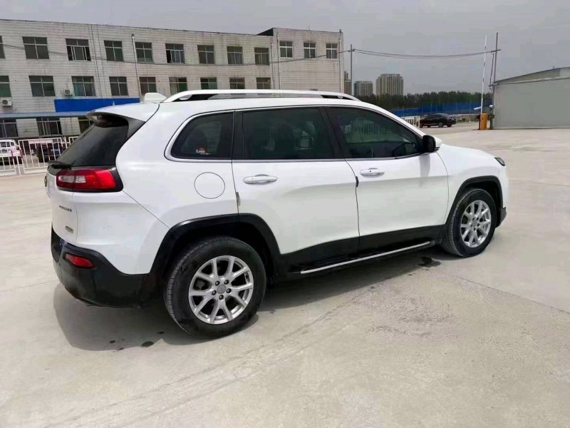 煙臺17年Jeep自由光5